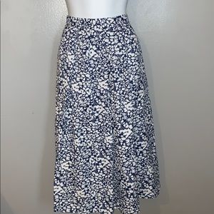 Casual floral midi skirt with pockets!